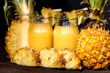 Ananas suyu ve dilim ahşap bir masa yerleştirilen