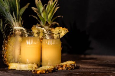 Ananas suyu ve dilim ahşap bir masa yerleştirilen