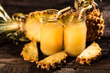 Ananas suyu ve dilim ahşap bir masa yerleştirilen