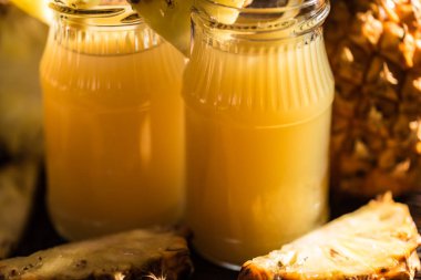 Ananas suyu ve dilim ahşap bir masa yerleştirilen