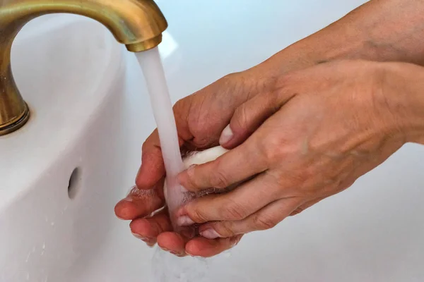 Blisko kobieta myje ręce w zlewie — Zdjęcie stockowe