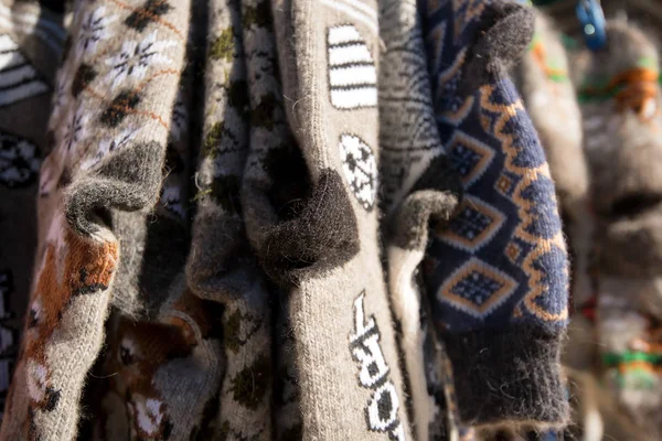 Шкарпетки ручної роботи на ринку для продажу — стокове фото