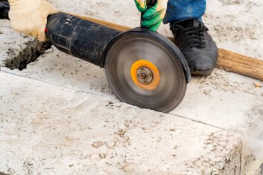 İşçi kesim daire testere ile beton kadar kapatın