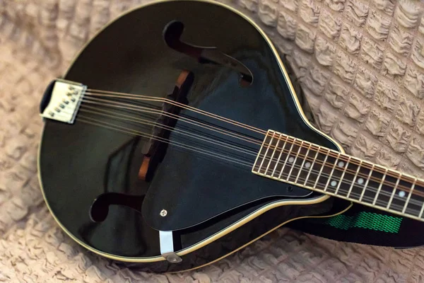 Modeern siyah müzik aleti mandolin yakın çekim