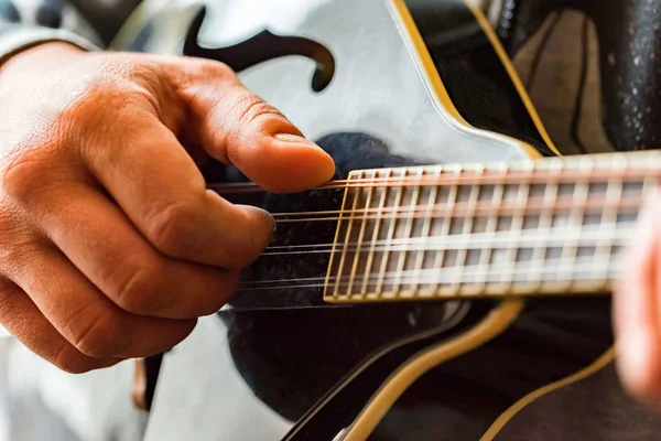 De cerca las manos del hombre tocando mandolina de 8 cuerdas —  Fotos de Stock