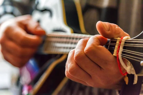 De cerca las manos del hombre tocando mandolina de 8 cuerdas —  Fotos de Stock