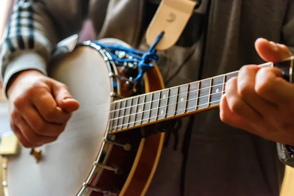 Gros plan mains de l'homme jouant à la mandoline 8 cordes — Photo