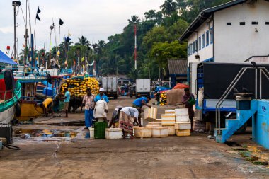 Mirissa, Sri Lanka - 5 Aralık 2013: insanlar ve iskele Mirissa, Sri Lanka, tekneler