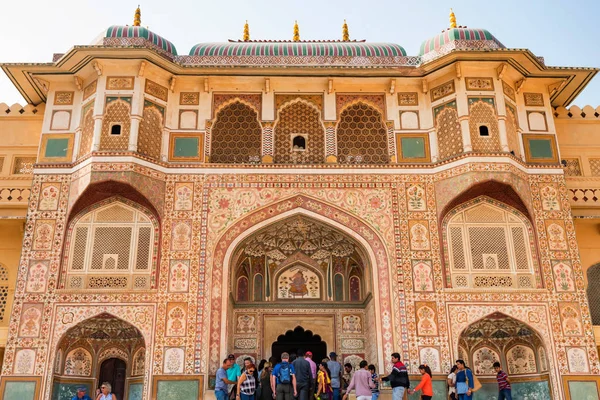 JAIPUR, INDIA - NOVEMBER 5, 2017: Tourists in courtyard of Amber Fort in India. — Stock Photo, Image