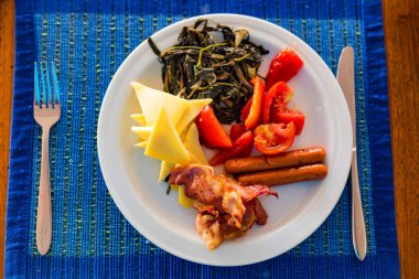 Et, peynir ve sebze ile açık büfe öğle yemeği ile plaka