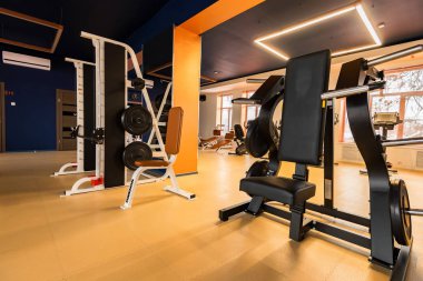 Modern bir spor salonu iç yeni fitness makineleri