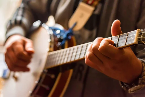 Nahaufnahme der Hände eines Mannes, der Banjo spielt — Stockfoto