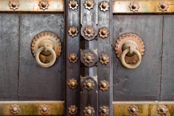 Antigua puerta de madera vintage en la India cerrar — Foto de Stock