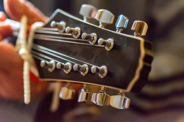 Cuello y cabezal de un instrumento de cuerda mandolina —  Fotos de Stock