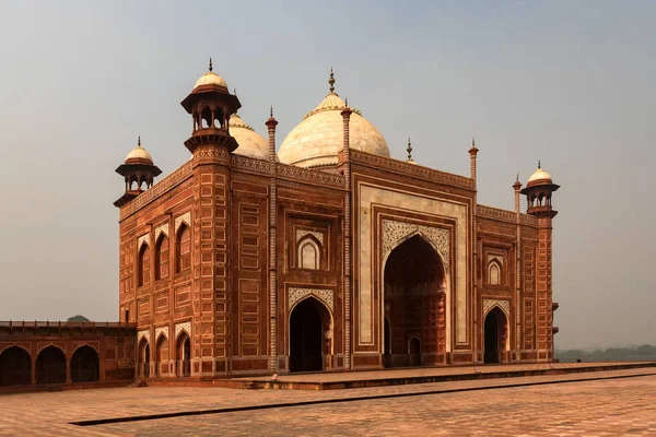 Vista de la hermosa mezquita en el territorio de Taj-Mahal — Foto de Stock