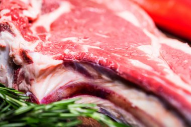 Biber ve biberiye ham sığır eti biftek