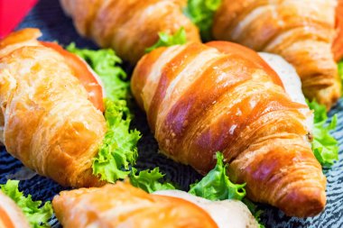 Salata, jambon ve peynir tablo ile taze kruvasanlar kapatın