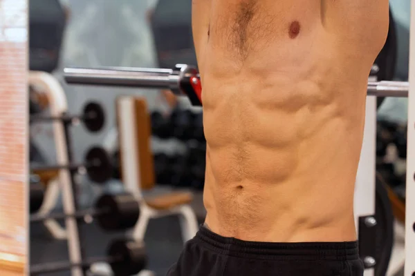 男性运动员在健身房的特写躯干 — 图库照片