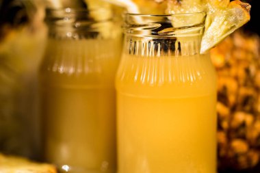 Ananas suyu ve dilim ahşap bir masa yerleştirilen