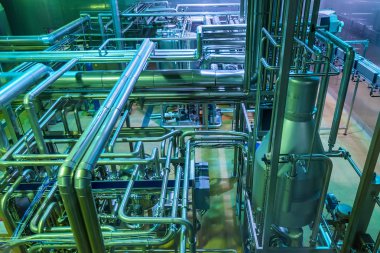Tüplü meşrubat fabrikasının endüstriyel iç mekanı.