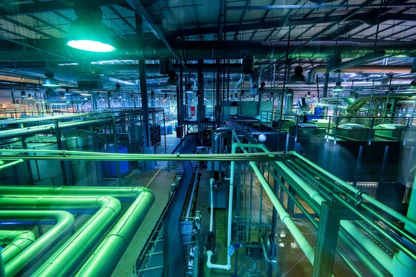 Промышленный интерьер завода безалкогольных напитков с трубками — стоковое фото