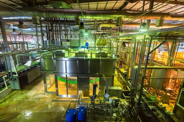 Промисловий інтер'єр заводу безалкогольних напоїв з трубками — стокове фото