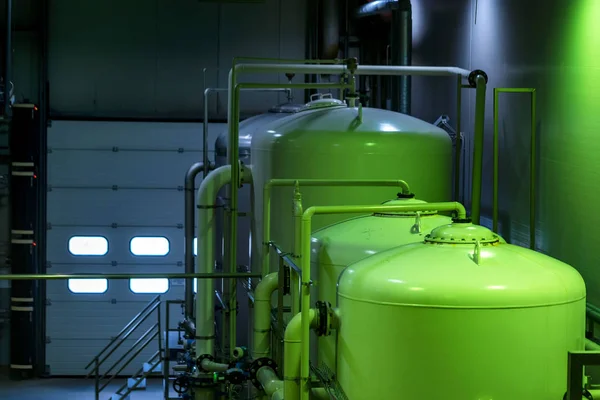 Металлические резервуары на заводе безалкогольных напитков — стоковое фото