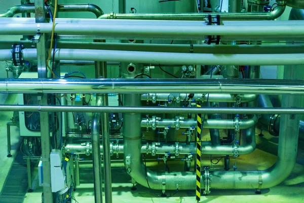Interior industrial de la fábrica de refrescos con tubos — Foto de Stock