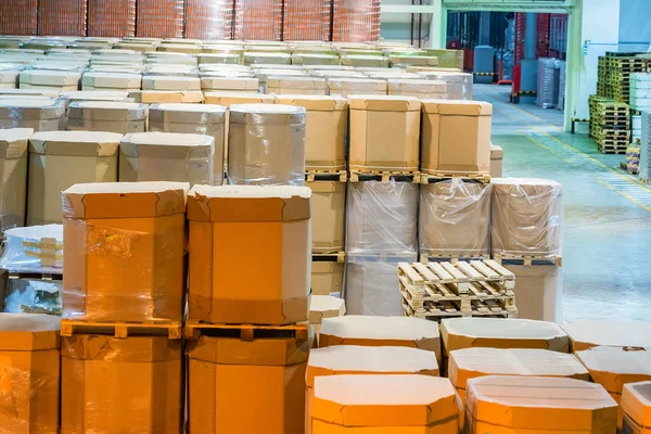 Caixas de papelão com produção em uma fábrica de refrigerantes — Fotografia de Stock