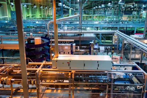 Interior industrial de la fábrica de refrescos con tubos — Foto de Stock