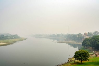 Agra, Hindistan Mahal Taj arkasında Yamuna Nehri'nin görünümü