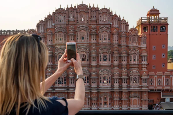 Mujer joven toma una foto de Hawa Mahal en la India — Foto de Stock
