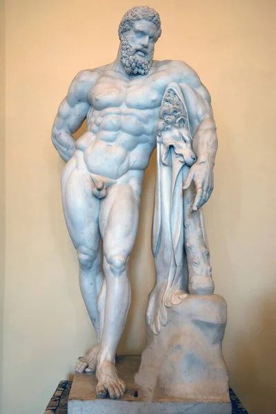 Close up estátua de mármore do poderoso Hércules — Fotografia de Stock