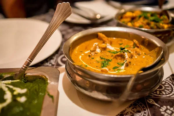 Deliciosa sopa Mulligatawny en cuenco de metal, cocina tradicional india —  Fotos de Stock