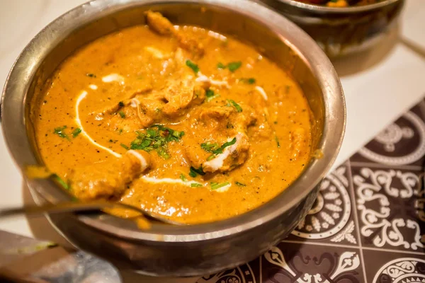 Délicieuse soupe mulligatawny dans un bol en métal, cuisine indienne traditionnelle — Photo