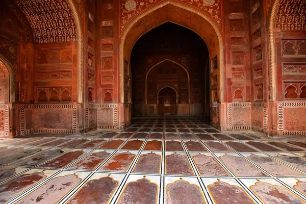 Interior de la hermosa mezquita en el territorio de Taj-Mahal — Foto de Stock