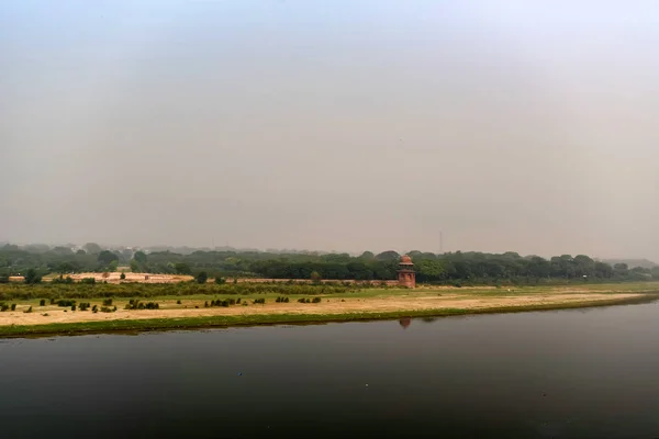 Blick auf den Yamuna-Fluss hinter dem Taj Mahal in Indien — Stockfoto