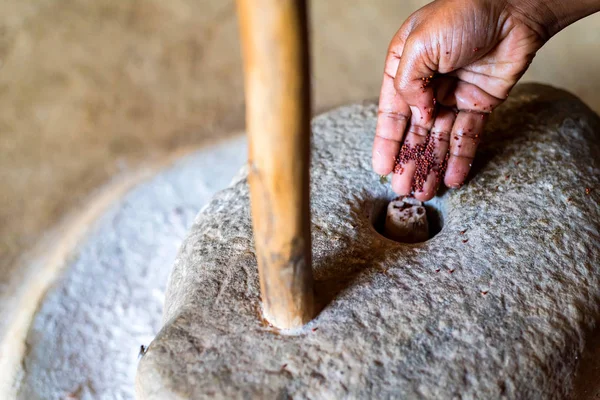 Handen werken met molensteen om te slijpen sorhum in Sri Lanka huis — Stockfoto