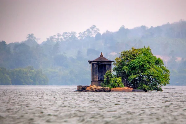 Kleine heiligdom in het midden van de rivier in Sri Lanka — Stockfoto