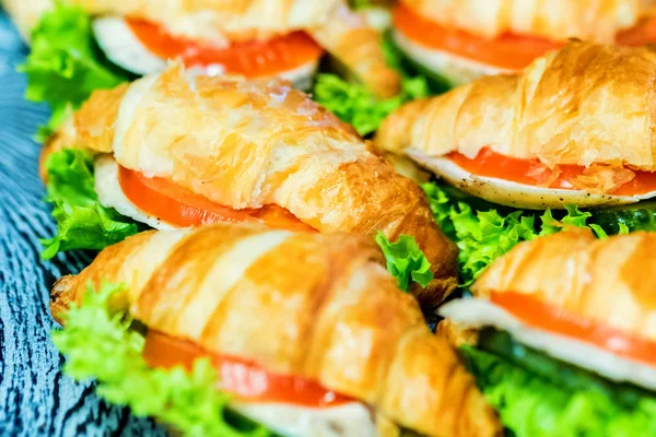 Salata, jambon ve peynir tablo ile taze kruvasanlar kapatın