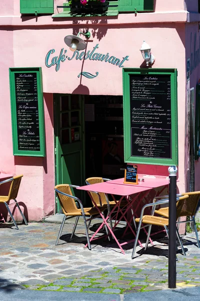 Paris, Fransa - 06 Haziran 2014: Rahat Fransız Cafe dış Paris