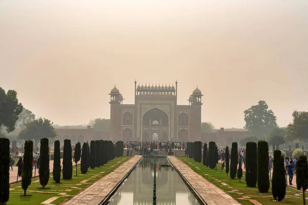 AGRA, ÍNDIA - CIRCA NOVEMBRO 2017: Grande Porta do Taj Mahal — Fotografia de Stock