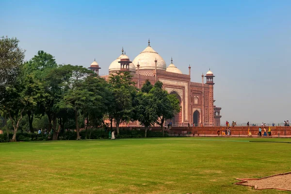 AGRA, INDIA - 8 DE NOVIEMBRE DE 2017: Vista de la mezquita en Taj-Mahal —  Fotos de Stock