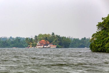 Uzak görüş Kothduwa Tapınağı Sri Lanka Nehri üzerinde
