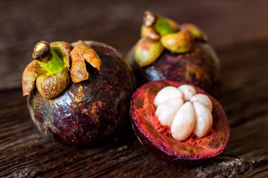 Mangosteen meyvesi ahşap masada. Yaklaş.