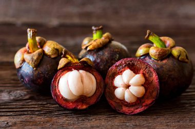 Mangosteen meyvesi ahşap masada. Yaklaş.