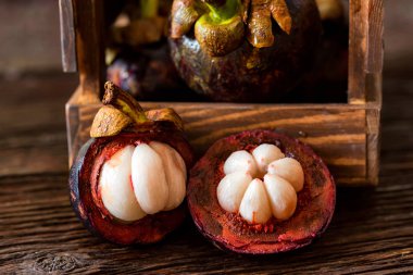 Ahşap kutusunda mangosten meyve yakın çekim