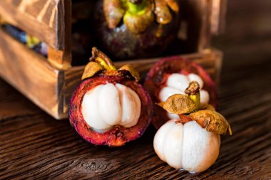 Ahşap kutusunda mangosten meyve yakın çekim