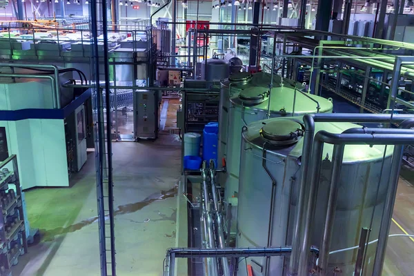 Металлические резервуары на заводе безалкогольных напитков — стоковое фото