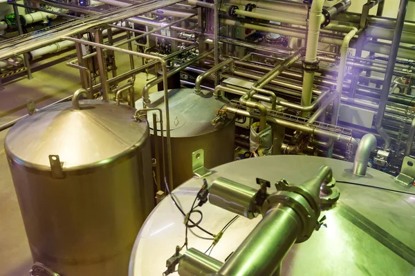 Metalowe zbiorniki w fabryce napojów bezalkoholowych — Zdjęcie stockowe